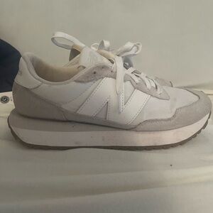 Gently worn women’s new balance sneakers